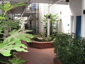 612 Wimbledon Ct in Eugene, OR - Building Photo