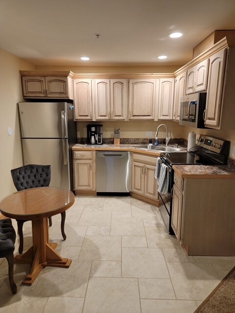 100 W Barnum St in Ishpeming, MI - Building Photo
