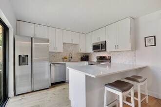 1614 16th Ln in Palm Beach Gardens, FL - Building Photo - Building Photo