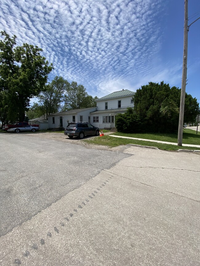 104 S Oak St in Donnellson, IA - Building Photo - Building Photo