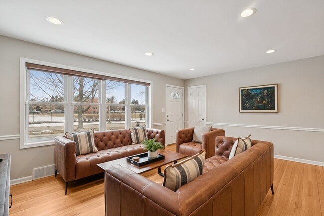 689 E Illinois Rd in Lake Forest, IL - Building Photo - Building Photo