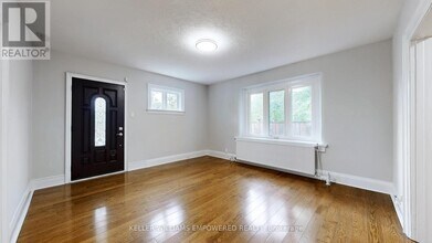 107 Lawrence Crescent in Toronto, ON - Building Photo - Building Photo