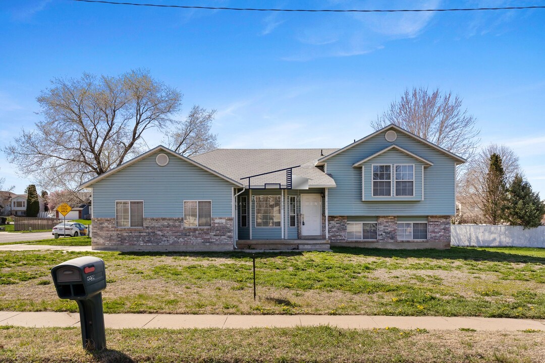 1239-71239 W 1800 N in Clinton, UT - Building Photo