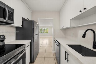 5420 Hollywood Blvd in Hollywood, FL - Building Photo