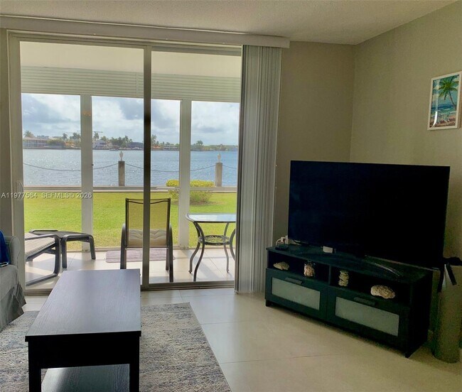 3010 Marcos Dr in Aventura, FL - Foto de edificio - Building Photo