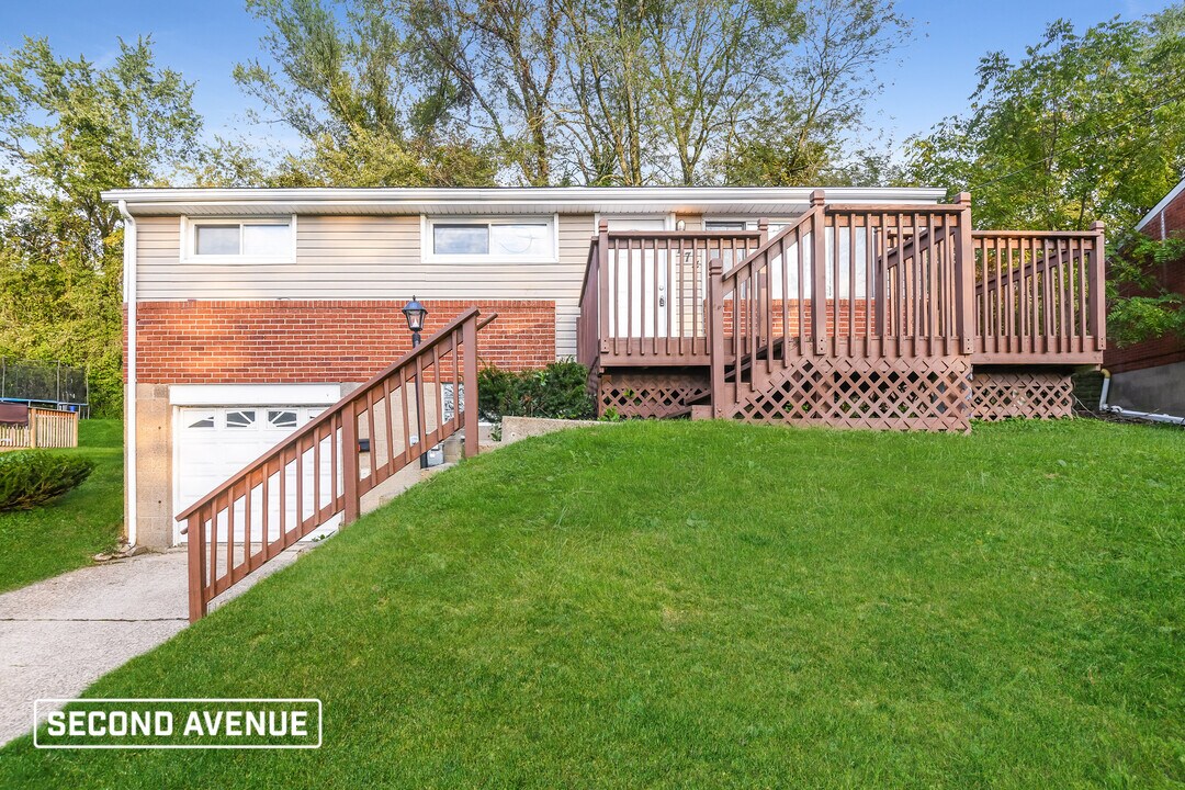 774 Cottonwood Dr in Monroeville, PA - Building Photo