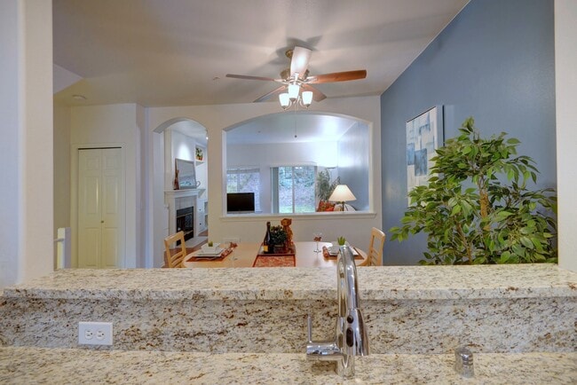 18501 SE Newport Way, Unit F126 in Issaquah, WA - Building Photo - Building Photo