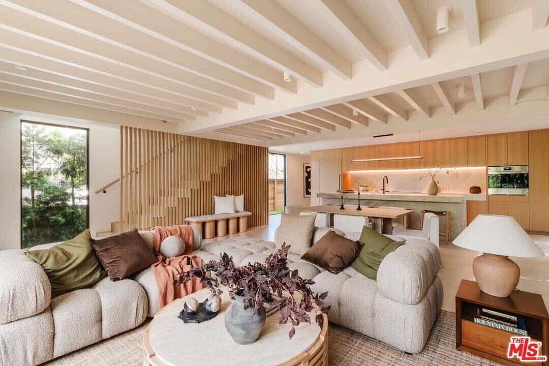 744 Amoroso Pl in Los Angeles, CA - Building Photo