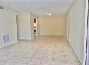 415 Executive Center Dr in West Palm Beach, FL - Building Photo - Building Photo