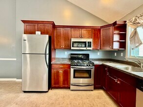 84 Pearl St-Unit -5 in Stoughton, MA - Building Photo - Building Photo