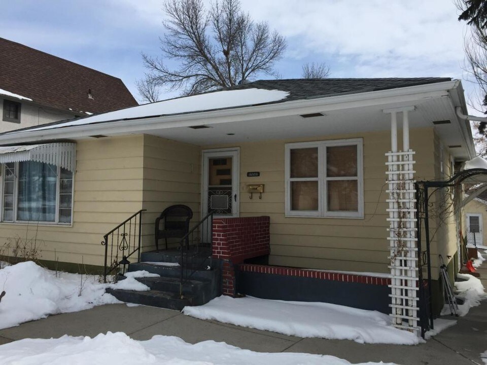 1025 N 4th St in Bismarck, ND - Foto de edificio