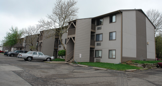 Towers Apartments in Wichita, KS - Foto de edificio - Building Photo
