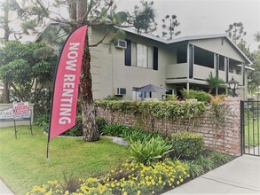 Park Royal Apartments in Anaheim, CA - Foto de edificio - Building Photo