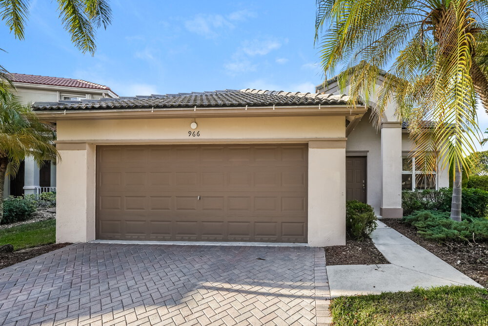 966 Bluewood Terrace in Weston, FL - Building Photo