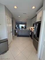 3021 Driftwood Way in Naples, FL - Foto de edificio - Building Photo