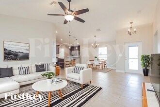 1806 NE 2nd Ave in Cape Coral, FL - Foto de edificio - Building Photo