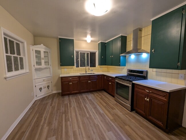 1011 W 65th St, Unit 1011 in Los Angeles, CA - Foto de edificio - Building Photo