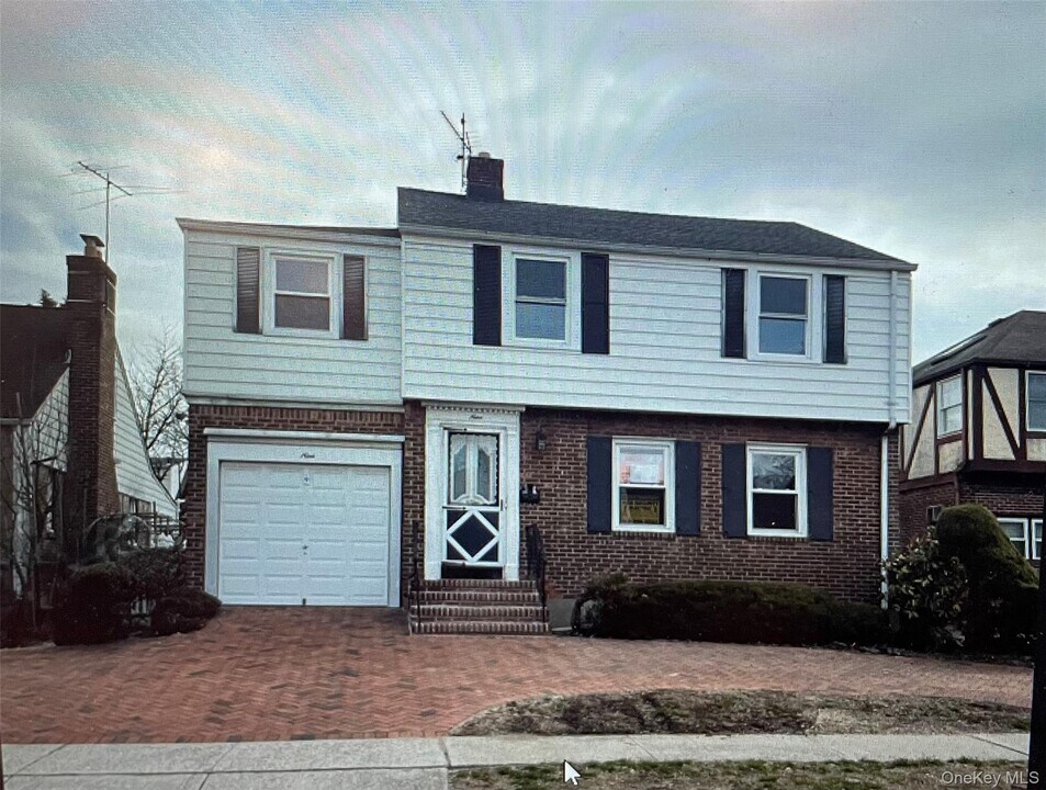 9 Damson Ln in Valley Stream, NY - Building Photo