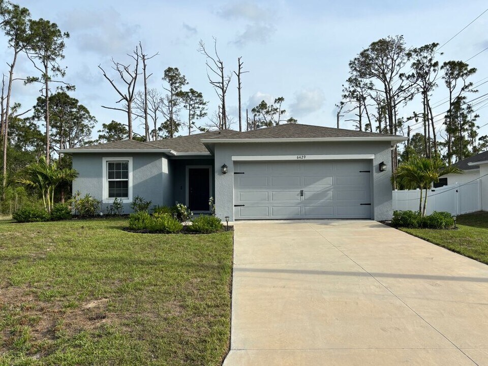 6429 Starfish Ave in North Port, FL - Building Photo