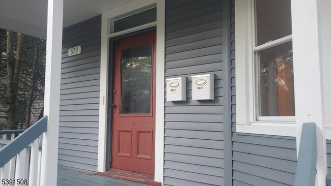 573 Grove St in Montclair, NJ - Building Photo - Building Photo