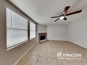 3229 Sunshine Way in Lancaster, TX - Foto de edificio - Building Photo