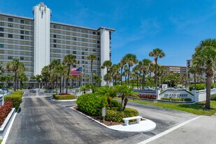 Island Crest Condominium in Jensen Beach, FL - Building Photo