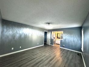 6079 Lakeway Dr in Fayetteville, NC - Foto de edificio - Building Photo