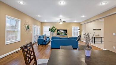 800 S Washington St in Falls Church, VA - Building Photo - Building Photo