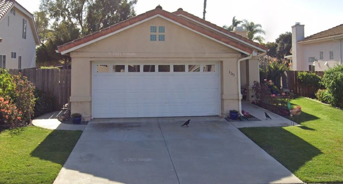 3743 Via Del Rancho in Oceanside, CA - Foto de edificio