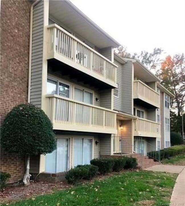1610 Arlyn Cir in Charlotte, NC - Building Photo - Building Photo