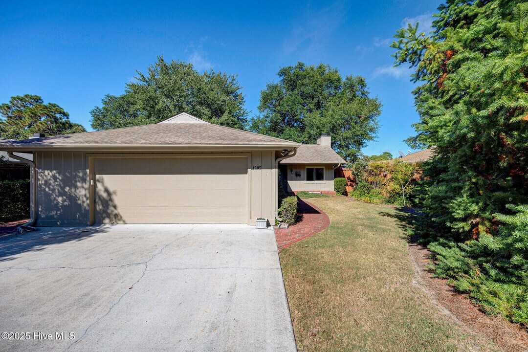 1205 2 Mile Cir W in Wilmington, NC - Building Photo