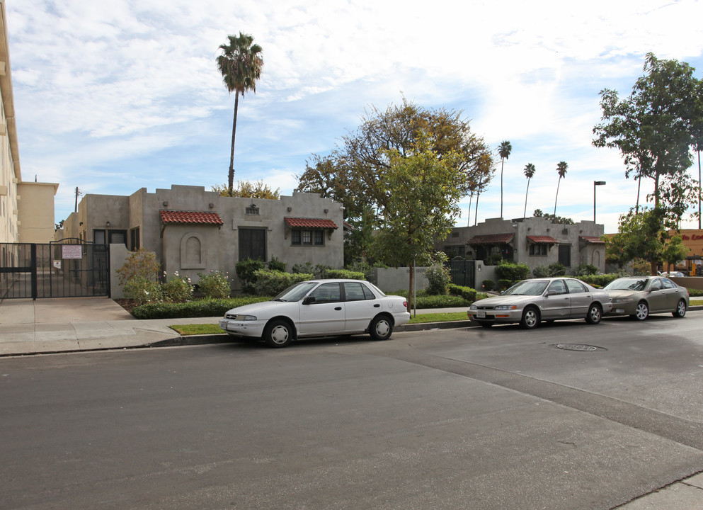 1516-1524 N Serrano Ave in Los Angeles, CA - Foto de edificio