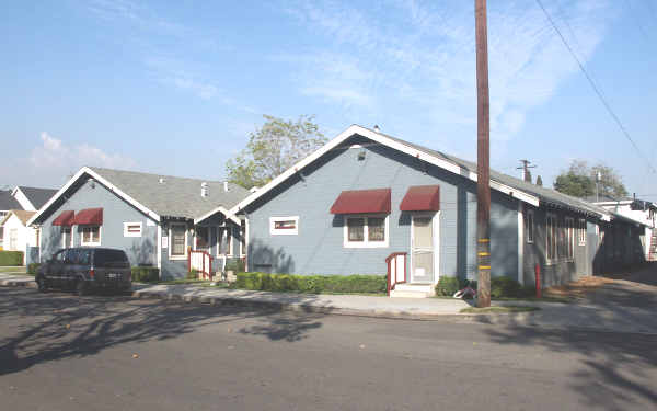 400-410 S Philadelphia St in Anaheim, CA - Building Photo