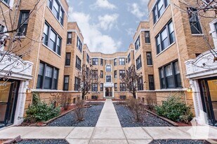 721 W Barry Ave, Unit 723-1B in Chicago, IL - Building Photo