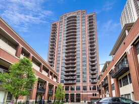 330 N Jefferson St in Chicago, IL - Building Photo