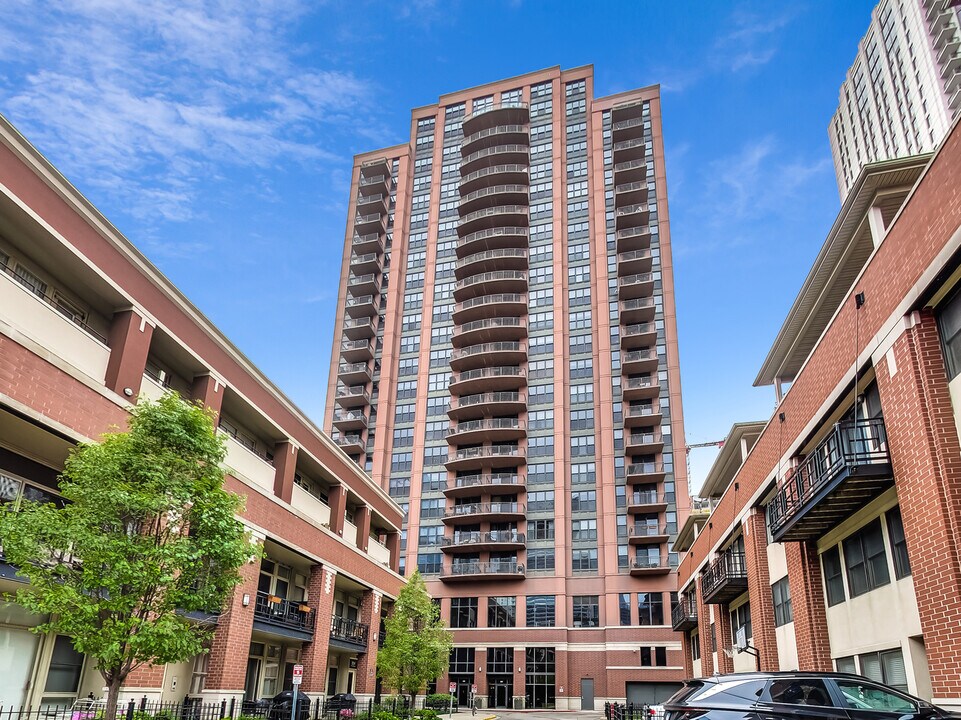 330 N Jefferson St in Chicago, IL - Building Photo