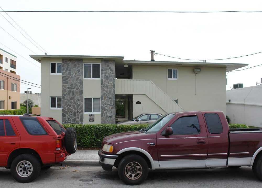 35 SW 21st Ave in Miami, FL - Building Photo