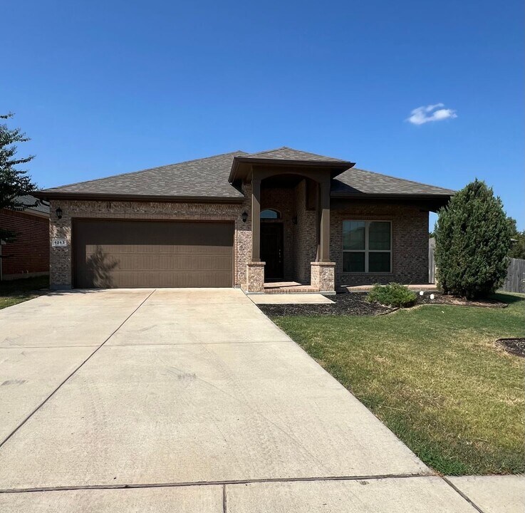 1213 Ashley Dr in Weatherford, TX - Building Photo