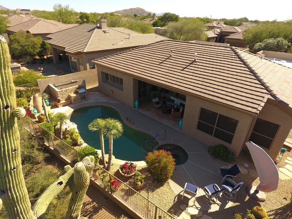 7132 E Thirsty Cactus Ln in Scottsdale, AZ - Foto de edificio