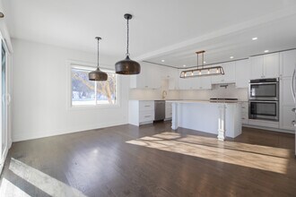 105 Yarrow Ct in Rolling Meadows, IL - Foto de edificio - Building Photo