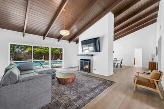 23611 Ladrillo St in Woodland Hills, CA - Building Photo - Building Photo