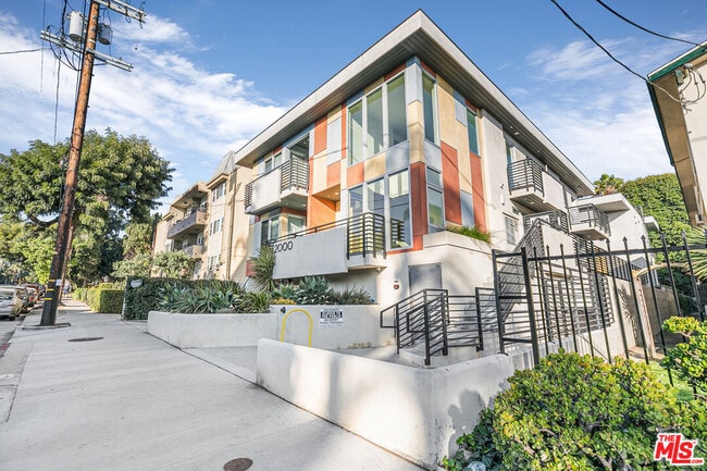 property at 2000 Beachwood Dr