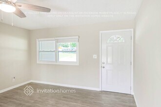 9449 Park Lake Dr in Pinellas Park, FL - Building Photo - Building Photo