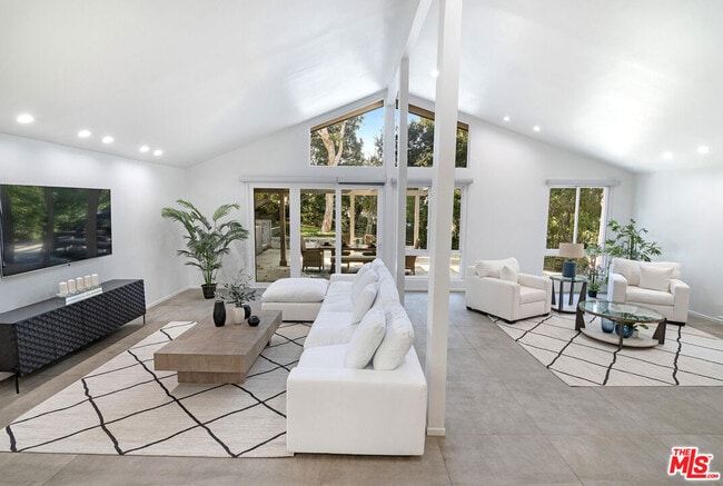 3585 Alana Dr in Los Angeles, CA - Building Photo - Building Photo