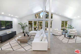 3585 Alana Dr in Los Angeles, CA - Building Photo - Building Photo