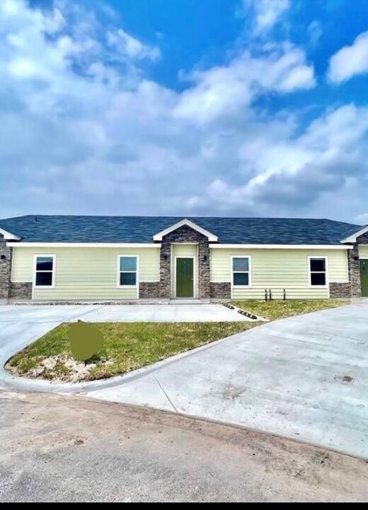 2200 N Vly Cir in La Feria, TX - Building Photo