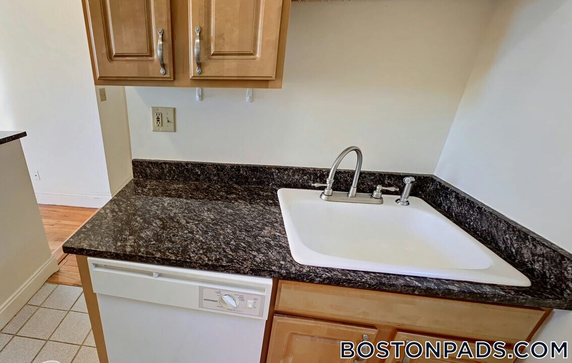 195 Park Dr in Boston, MA - Building Photo