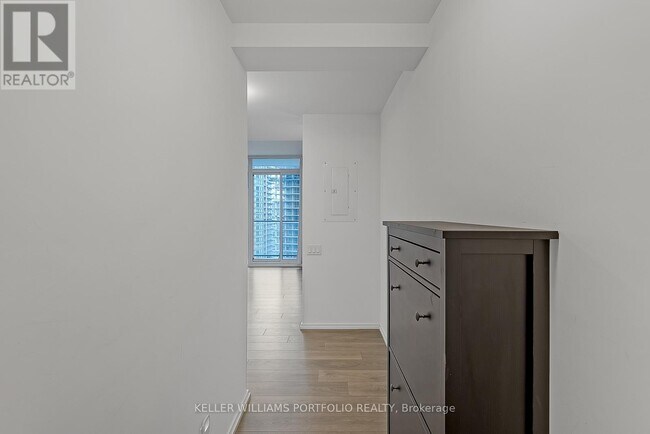 125-2125 Peter St in Toronto, ON - Building Photo - Building Photo