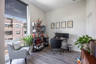 2251 W Lawrence Ave, Unit 201 in Chicago, IL - Building Photo - Building Photo