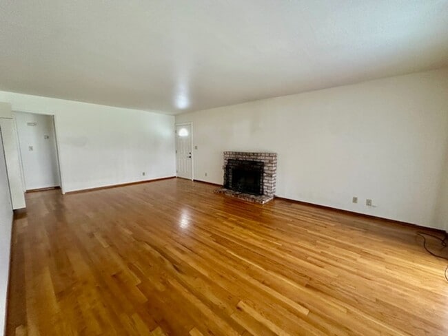 1311 Klamath Dr in San Jose, CA - Foto de edificio - Building Photo